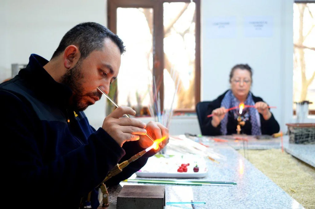 Bayraktar cam boncuk atölyesi